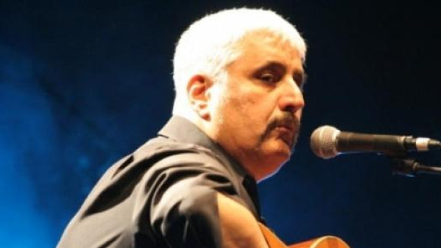 Pino Daniele durante un concerto