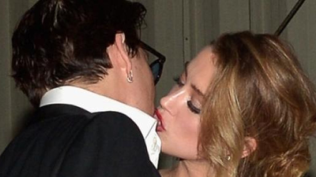 Depp e la Heard si baciano per i fotografi