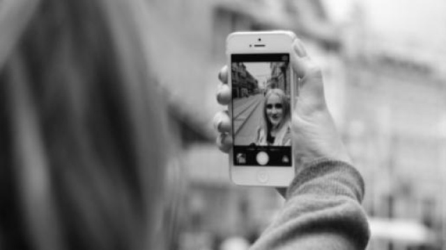 Dietro i selfie ci sarebbe la mancanza d'autostima