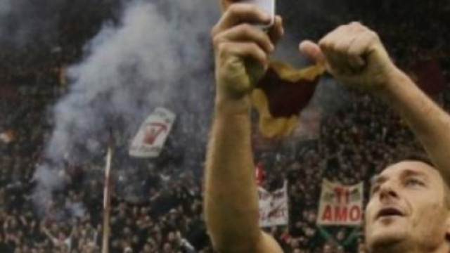 Dopo la doppietta Totti si scatta un selfie
