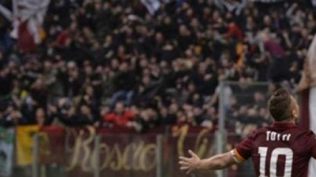 Francesco Totti esulta dopo il gol del pareggio