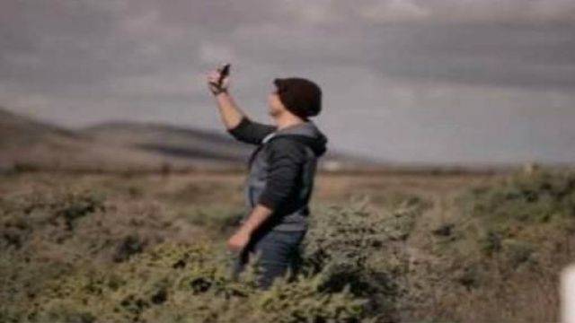 Un ragazzo si fa un selfie