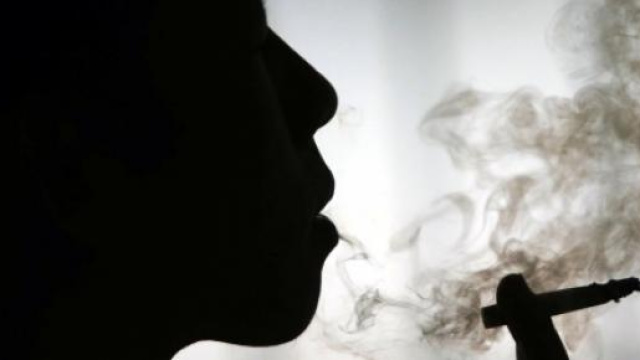 Donna che sta fumando sigaretta