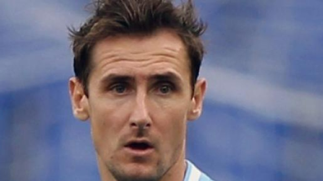 l'attaccante biancoceleste Miroslav Klose
