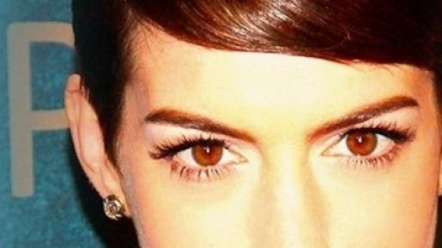 5)  Anne Hathaway, capelli corti