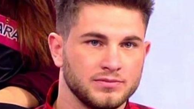 Salvatore chiede a Teresa di restare e la bacia