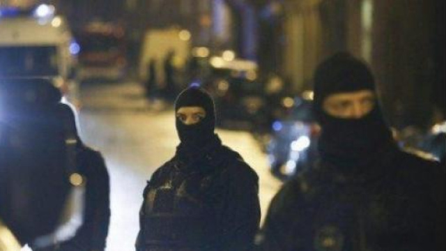 Belgio, agenti si scontrano con presunti jihadisti