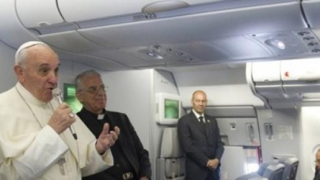 Papa Francesco in aereo parla alla stampa