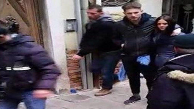 Salvatore stringe a s&eacute; Teresa