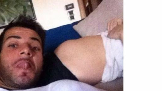Uomini e donne: Aldo mostra il pancino di Alessia.
