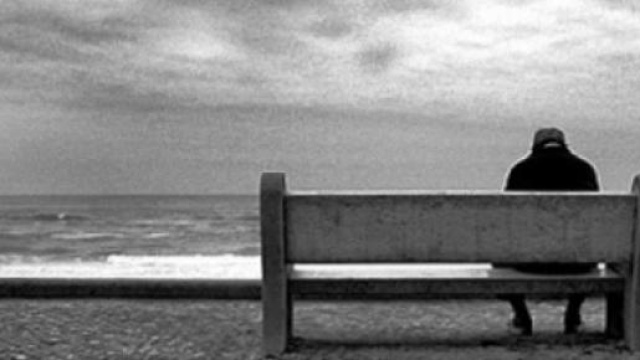 Una persona triste in riva al mare