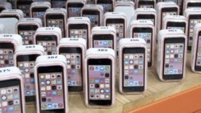 All&rsquo;asta 600.000 articoli tra cui iPhone e iPad