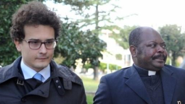 Padre Gratien Alabi e il suo avvocato Luca Fanfani
