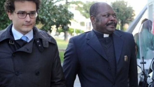 Padre Gratien Alabi con il suo avvocato
