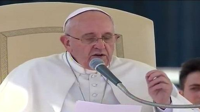 Papa Francesco saluta le Filippine