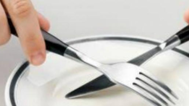 Posate incrociate su piatto