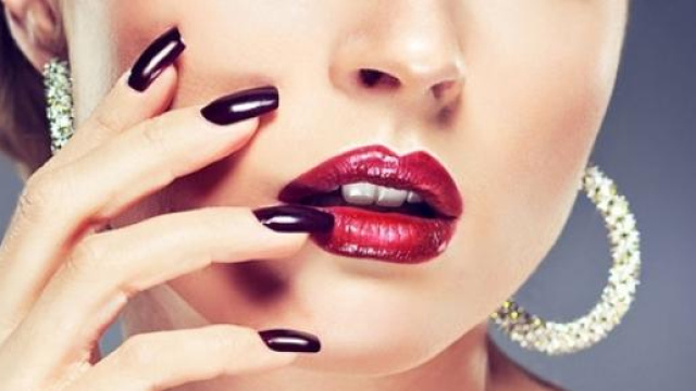 Nail art pi&ugrave; glamour per chi ha unghie corte