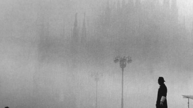Una scena di Milano con la nebbia