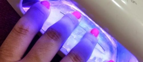 esmalte em gel nas unhas da m&atilde;o