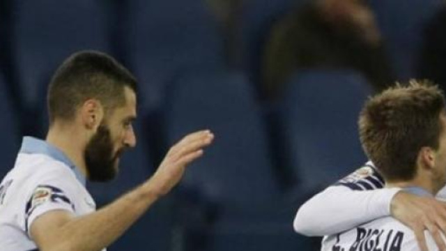 I giocatori della Lazio abbracciano Klose, in gol