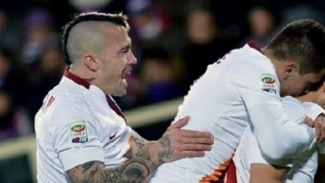 Adem Ljajic festeggiato dai compagni dopo l'1-1