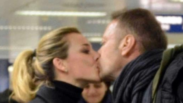 Rocco Siffredi saluta la moglie Rosa in aeroporto