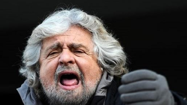 Beppe Grillo parla a un comizio a Trento