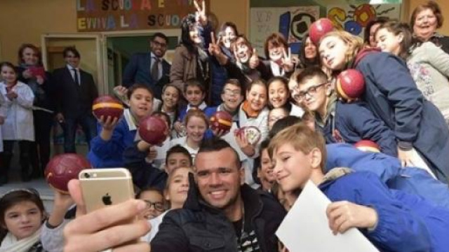 Leandro Castan con alcuni bambini romani