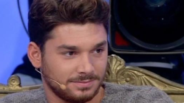 Uomini e donne: Andrea abbandona il trono.