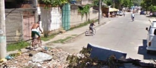 Bandidos fecham as ruas de Anchieta com entulhos