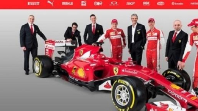 La Ferrari SF1-T e il team al completo