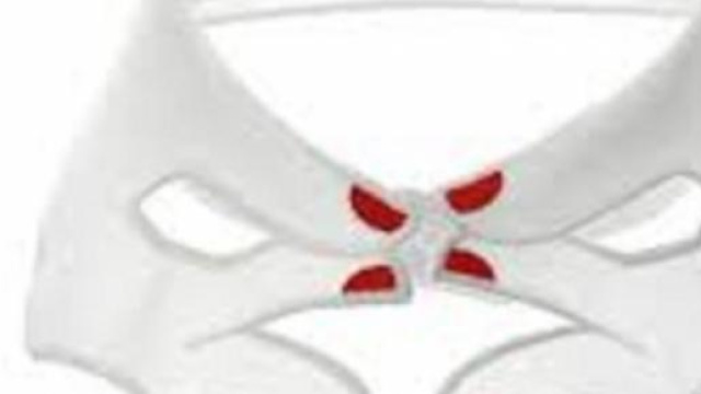 Due mani con lo smalto, il colletto Vivetta