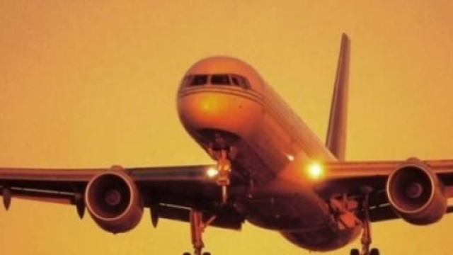 Aereo in volo al tramonto