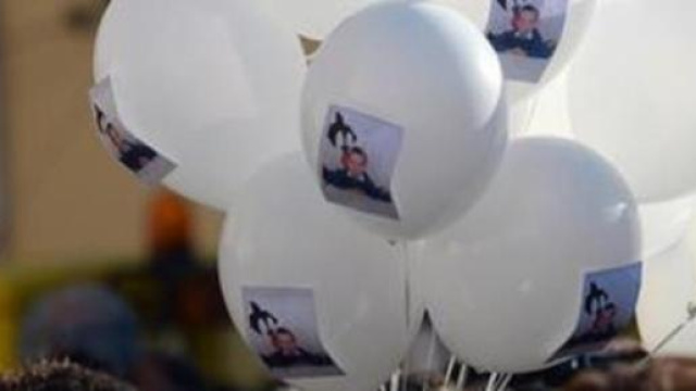 Palloncini con l'immagine di Loris ai funerali.