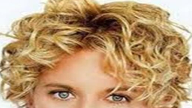 Tagli capelli corti e mossi.