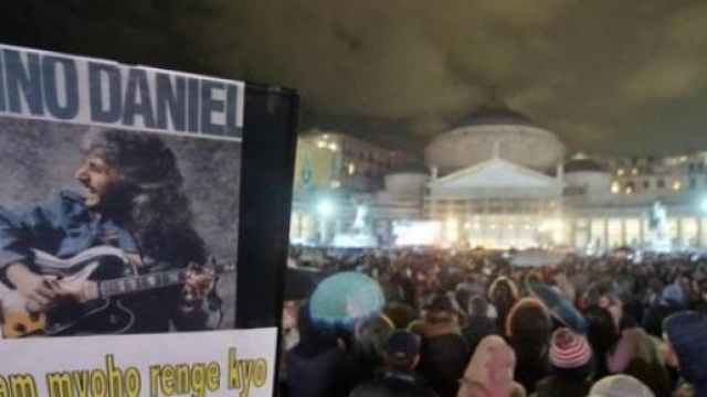 Tanti cartelloni e saluti per Pino Daniele