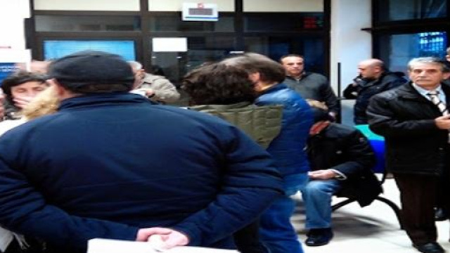 Nella foto: cittadini esasperati in protesta 