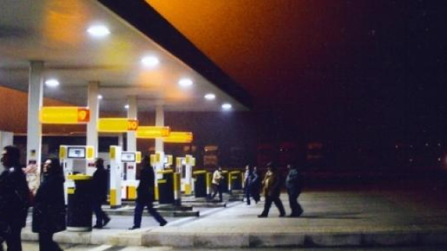 Il petrolio crolla, la benzina no