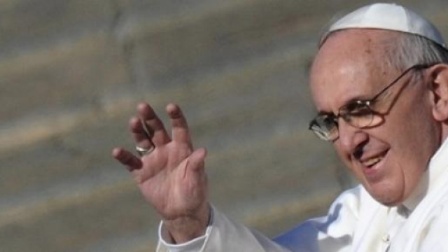 Papa Francesco saluta i fedeli