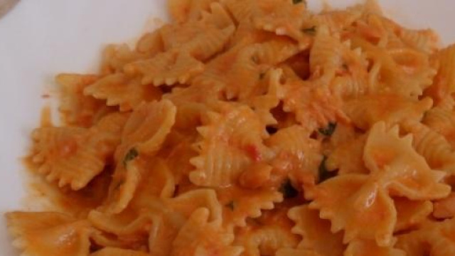 Pasta, panna e salmone affumicato.