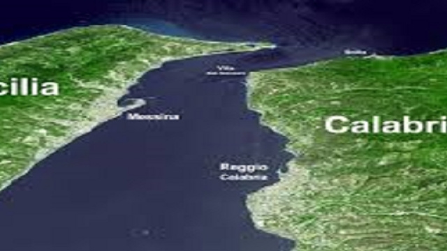 Il breve tratto di mare tra Sicilia e Calabria