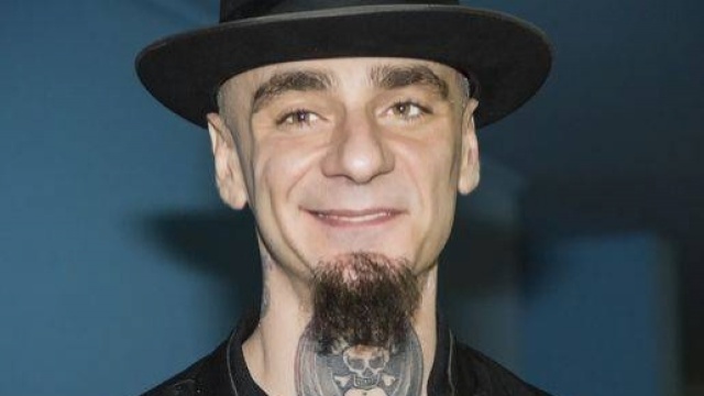 Un primo piano di J-Ax, giurato di The Voice