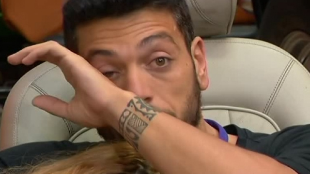 Alessandro piange per il rifiuto di Lidia.