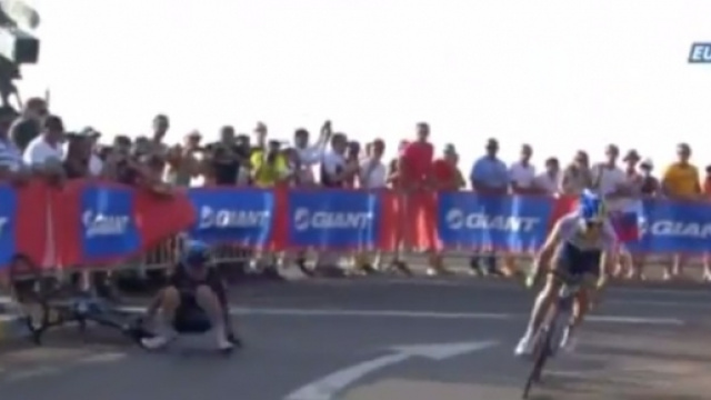 L'episodio decisivo: Poels gi&ugrave; all'ultima curva