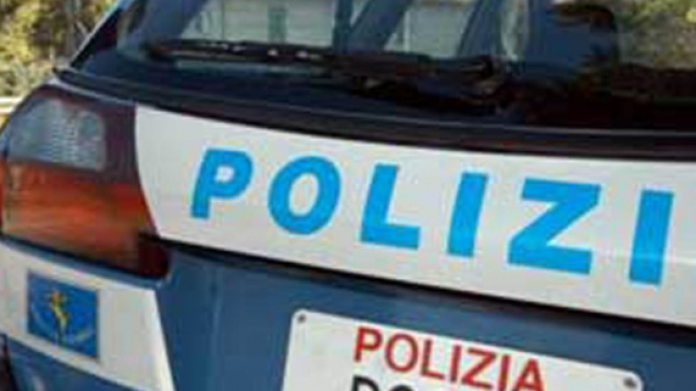 La polizia in azione durante il blitz