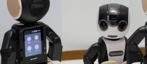 Un peque&ntilde;o robot-smartphone como amigo