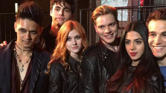 Il cast di Shadowhunters durante le riprese
