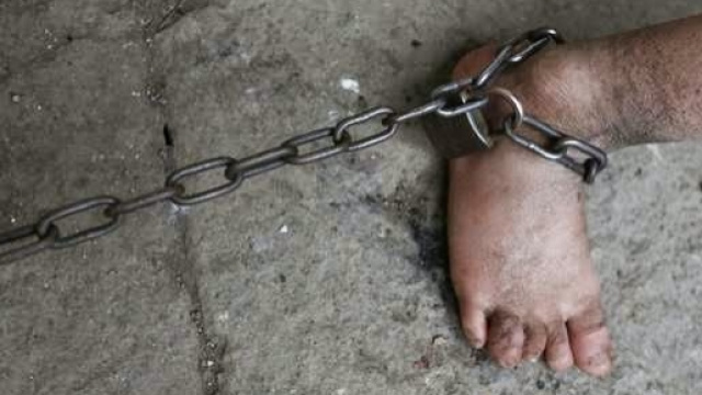 Bambino segregato in casa dal padre