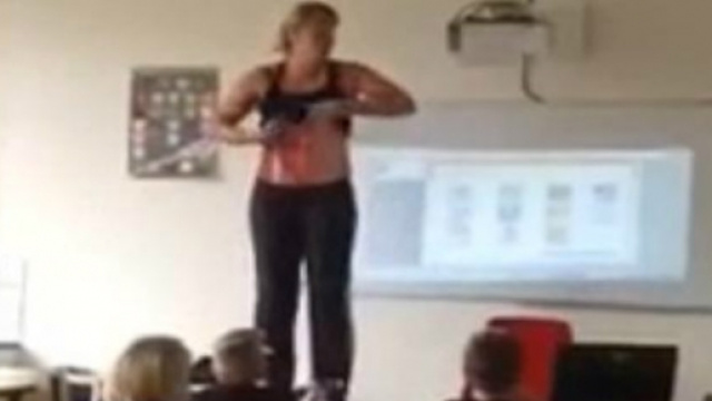 L'insegnante di biologia che si sveste