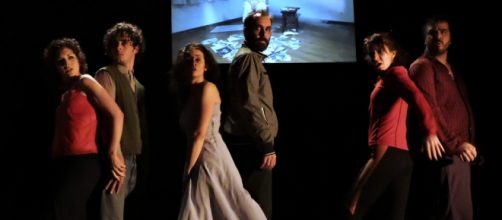 Cinco personas salv&aacute;ndose de la inundaci&oacute;n.